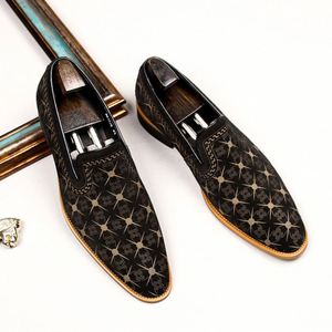 Nouvelles Chaussures Homme en Cuir Véritable Anti-Usure, Élégantes à Bout Pointu, Motif Floral Gravé, Décontractées et Tendance, Vert Émeraude Clair, Antidérapantes - Product Image 3