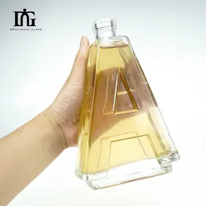 工厂供应独特设计的A形字体透明玻璃酒瓶500毫升700毫升雕刻烫金带软木塞