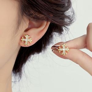 Petites boucles d'oreilles à clous de style rétro, micro-incrustées de zircon, nouveau design géométrique exquis et tendance pour femmes - Product Image 1