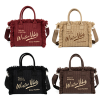 Sac fourre-tout en tricot torsadé pour femme, avec bordure à franges, texte brodé, doubles poignées supérieures et large bandoulière – Fabrication OEM/ODM