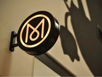 Enseigne publicitaire lumineuse LED double face en acrylique et acier inoxydable, étanche, personnalisée pour l'extérieur, pour la vitrine de magasin et la promotion de la marque