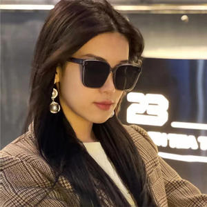 Gafas de Sol Polarizadas Gm Modelo R, Montura Negra, Cuadradas Grandes, Unisex, Protección UV400, Lentes de PC - Product Image 5