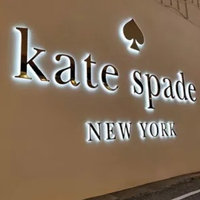 Lettres en relief pour façade de bâtiment commercial avec structure métallique de grande envergure et rétroéclairage LED lumineux