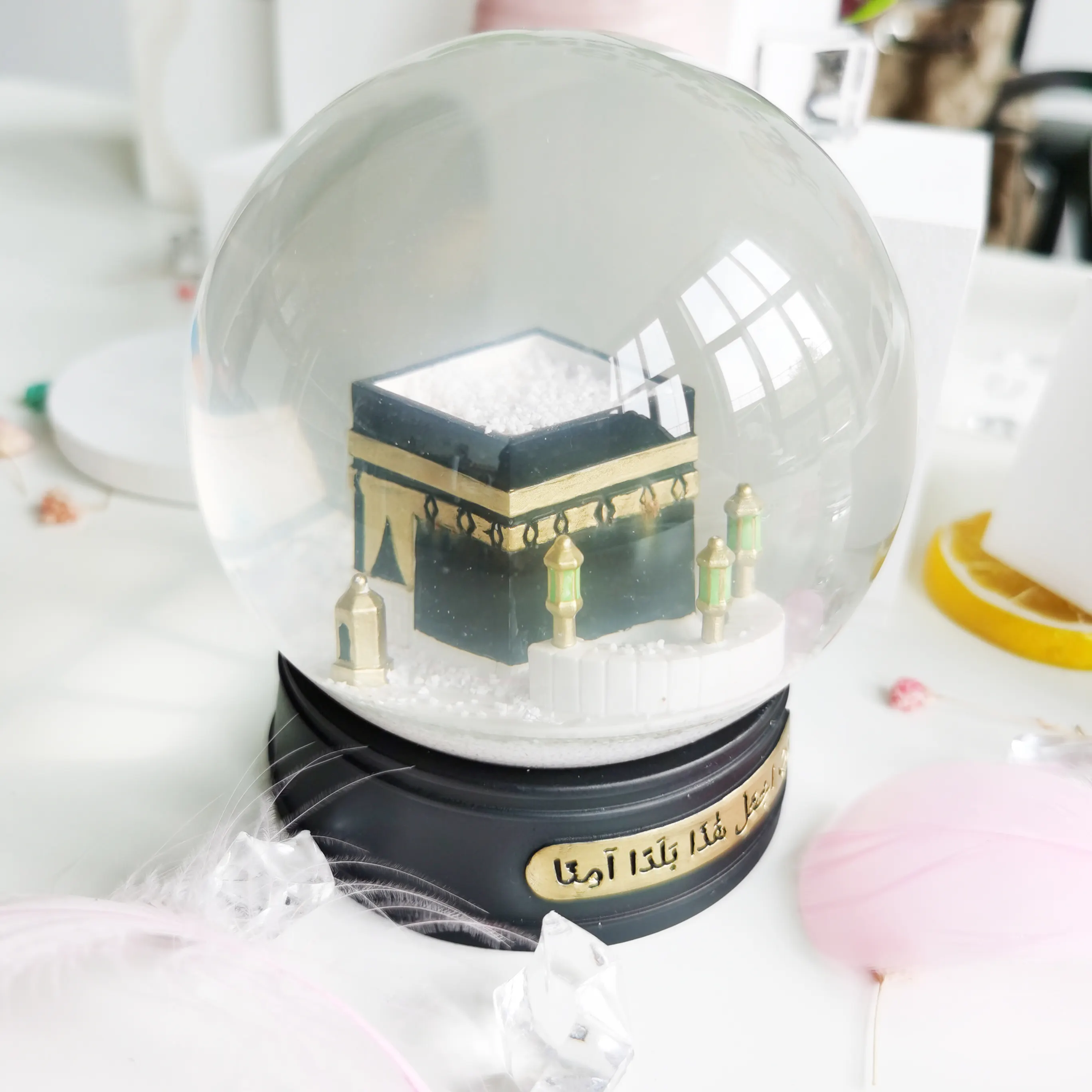 Custom Design 100mm Muslim Kaaba Water Globe Resin Glass Snow Globe Artificial Flower Model Home Decoration Music Theme Building