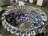Machine de remplissage et de bouchage automatique Hebo à 4 têtes à piston avec trémie pour liquides, idéale pour les bidons et les bouteilles