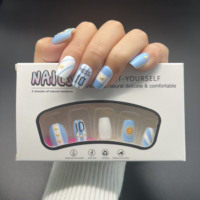 Vente en gros d'usine : Faux ongles carrés courts bleu clair et blancs, style argentin, avec logos d'équipes et motifs étoiles.