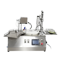 Machine de remplissage et de scellage semi-automatique pour liquides, idéale pour les petits flacons aérosols, les huiles essentielles et les cosmétiques.