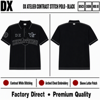 Chemise Courte Noire Personnalisée en Piqué 280 g/m² avec Coutures Blanches Contrastantes, Broderie Arquée sur la Poitrine, Patch Lettre sur la Manche, Style Streetwear OEM