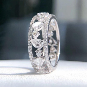 Elegante anello a fascia cava per donna, design scintillante con intarsi, gioielli alla moda per tutti i giorni - Product Image 1