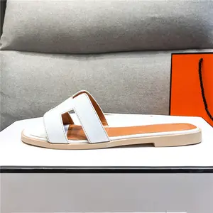 Sandal wanita trendi musim panas 2023, sandal hak rendah berbantalan, sandal luar ruangan dengan sol karet lembut desain bulat datar