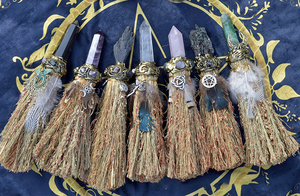 Escoba <span class=keywords><strong>de</strong></span> bruja hecha a mano <span class=keywords><strong>de</strong></span> gran tamaño al por mayor para escoba ritual Wiccan pluma varita <span class=keywords><strong>de</strong></span> cristal escoba <span class=keywords><strong>de</strong></span> bruja curativa - Product Image 2