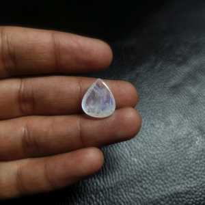 Pierre de Lune Arc-en-ciel Naturelle en Forme de Poire Cabochon 5,06 Carats, Pierre Précieuse Non Montée, Qualité Exceptionnelle, Fournisseur en Gros, Fabricant Inde - Product Image 1