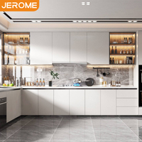 Meubles de cuisine modernes de luxe sur mesure blanc mat sans poignées avec vitrine en verre, ensemble modulaire, crédence en marbre et éclairage LED