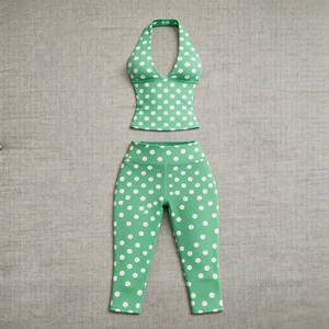 Ensemble deux pièces d'été pour femme, design de niche, comprenant un haut court moulant sans manches à col licou et un pantalon capri, logo personnalisable, OEM - Product Image 6
