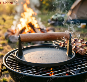 Prensa para Hamburguesas de Hierro Fundido Negro de 7'' - Parrilla Resistente para Exteriores con Mango de Madera Sólida, Diseño Sostenible - Product Image 1