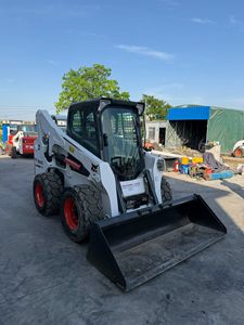 Chargeuse compacte Bobcat S770 d'occasion en bon état, système hydraulique stable, machine de terrassement multifonctionnelle - Product Image 3