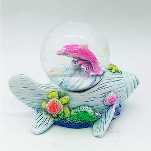 Globo di Neve Personalizzato all'Ingrosso a Tema Oceano con Aereo, Delfino, Vita Marina, Tartaruga Marina, Leone, Cavallo, Figurina per Hotel, Acquario, Souvenir - Product Image 1