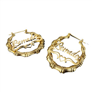 Vente en gros de boucles d'oreilles créoles en acier inoxydable 316L plaqué or 14k 18k, personnalisables avec nom, style bambou exagéré, pour femmes - Product Image 6