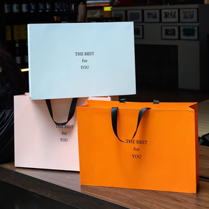 Sacs en papier de luxe avec logo imprimé personnalisé, impression numérique et flexo, avec poignée en corde de coton pour la promotion, l'emballage de vêtements et de cadeaux - Product Image 1