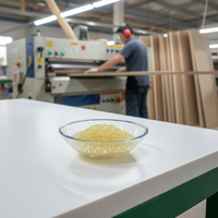 Particules d'adhésif thermofusible transparent jaune pour le collage des bords de meubles en bois, adaptées au collage des bords en PVC épais