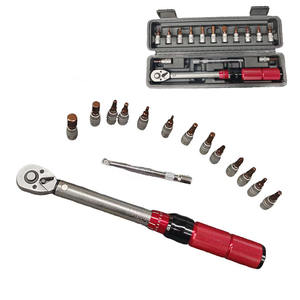 Динамометрический ключ применяет точную силу вращения для точного и безопасного затягивания и ослабления болтов. - Product Image 1