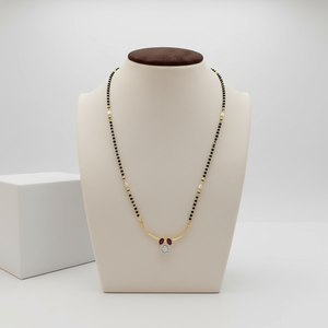 Collar mangalsutra de diseñador con cuentas negras y detalles en oro, con colgante redondo con incrustaciones de piedras, joyería moderna y tradicional para mujeres. - Product Image 3