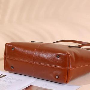 กระเป๋าถือหนังวัวแท้ AndoBag สำหรับผู้หญิง รุ่น 6288  กระเป๋าสะพายไหล่ขนาดใหญ่ แฟชั่นสำหรับสุภาพสตรี  กระเป๋าถือสำหรับเดินทาง - Product Image 3