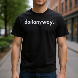 Camiseta Do It Anyway negra unisex para adultos, cuello redondo, manga corta, diseño minimalista y motivacional - Product Image 3