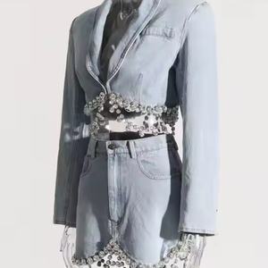 Ensemble en jean pour femme de haute qualité à prix abordable, comprenant une veste courte sexy et une mini-jupe en jean délavé à l'acide ornée de strass - Product Image 5