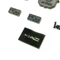 Étiquette métallique personnalisée avec logo, autocollante, écologique, gaufrée, imprimée en héliogravure, carrée/rectangulaire, avec bord découpé au laser pour