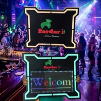 Presentador de botellas de fábrica con pantalla LED, aplicación de visualización, portabotellas programable, cartelera LED, glorificador de botellas de vino publicitario