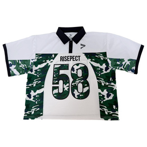 เสื้อเจอร์ซีย์อเมริกันฟุตบอลสไตล์คอปกโปโลลายพรางแบบเรโทร พร้อมดีไซน์สำหรับการพิมพ์แบบ Sublimation และแผ่นระบายความชื้นสำหรับสวมใส่ข้างสนาม - Product Image 1