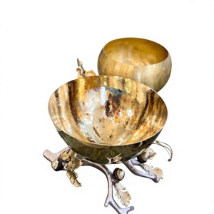 Cuenco de Metal Hecho a Mano con Base de Hoja de Roble, Estilo Vintage Pulido, Vajilla Decorativa de Lujo, Regalo para Diwali - Product Image 1
