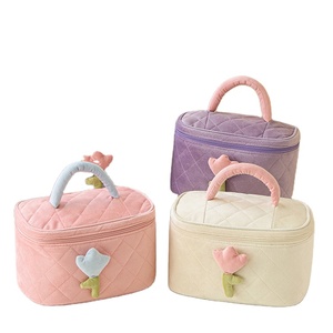 Nouvelle Trousse de Toilette de Voyage en Velours Côtelé Mignonne, Organisateur de Soins de la Peau Brodé, Grande Capacité Matelassée 2024, Personnalisable pour Filles - Product Image 1