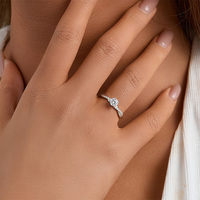 패션 럭셔리 S925 스털링 실버 반지 여성 트위스트 암 네 발톱 0.5 캐럿 Moissanite 반지 결혼 선물 여성 보석