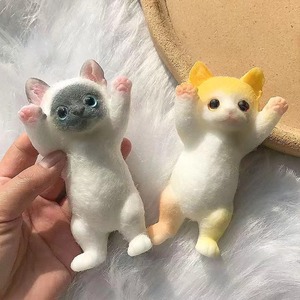 QY Raising Hands Cat Squishy Toy Soft TPE en matériau sûr Fidget Stress Relief pour les enfants - Product Image 1