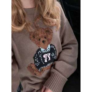 เสื้อสเวตเตอร์ถักแขนยาวคอกลมลายหมีสีขาวสำหรับผู้หญิง - Product Image 1