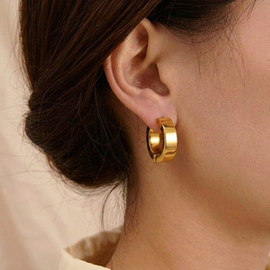 Pendientes Geométricos Redondos <span class=keywords><strong>de</strong></span> Acero Inoxidable con Baño <span class=keywords><strong>de</strong></span> Oro <span class=keywords><strong>de</strong></span> 18K, Diseño Minimalista y Único para Mujer, Elegantes, Modernos y <span class=keywords><strong>de</strong></span> Primera Calidad para Uso Diario - Product Image 2