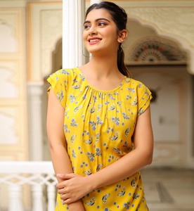 Vêtements décontractés en coton de haute qualité pour femmes, imprimés de fleurs, ensembles pour un usage quotidien, à porter avec des jeans et des pantalons. - Product Image 4
