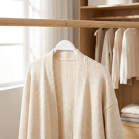 Cintres en plastique PP blanc antidérapants et écologiques avec rainures, 45 cm, pour vêtements, idéaux pour les armoires et les boutiques.