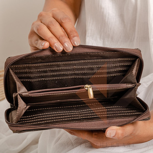 Cartera de cuero genuino para mujer de alta calidad, bolso de mano de diseño largo a la moda con cierre abierto y plumas decorativas - Product Image 3