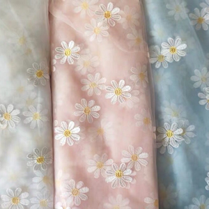 Piccola margherita 3D ricamata in maglia tessuto 130cm di larghezza <span class=keywords><strong>colorato</strong></span> fiore <span class=keywords><strong>Tulle</strong></span> per sposa donna abito da sposa per la moda delle ragazze - Product Image 1