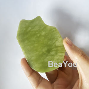 <span class=keywords><strong>Pierre</strong></span> Gua Sha <span class=keywords><strong>de</strong></span> néphrite verte personnalisée en vrac pas cher avec des dents Quartz véritable Jade Gua Sha cristal visage grattage conseil Unique Gua Sha - Product Image 4