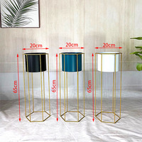 Vente en gros de présentoir d'intérieur en fer forgé doré design carré vase d'angle jardin en acier pour la maison balcon porte-fleurs pour plantes