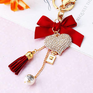 Porte-clés en métal en forme de cœur avec strass en cristal, accessoires pour femme, mignon, avec nœud, pompon, perles, ouvre-bouteille de parfum, breloques pour sac de fille - Product Image 4