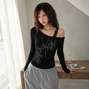 Haut asymétrique à manches longues léger et ajusté avec imprimé papillon foncé, col asymétrique et bretelles métalliques – Style Hot Girl unique - Product Image 4
