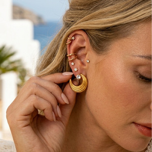 Boucles d'oreilles clous en forme de lune, dorées, serties de strass, pour usage quotidien, en acier inoxydable - Product Image 3