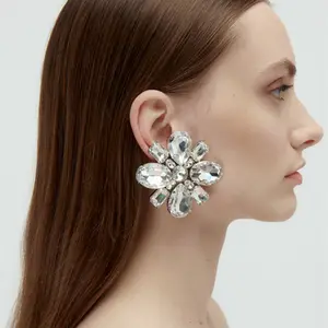 슈퍼 플래시 턱 체인 시리즈 합금 다이아몬드 세트 유리 다이아몬드 꽃 귀걸이 소녀 여성용
