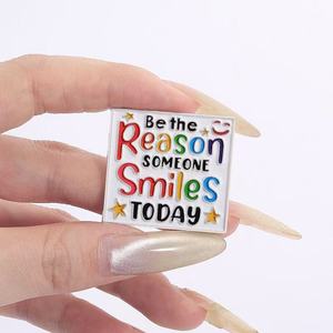 Vente en gros Nouveauté 2026 Broches et épingles en métal uniques avec citations inspirantes, badges créatifs amusants en forme de visage souriant arc-en-ciel de dessin animé - Product Image 5