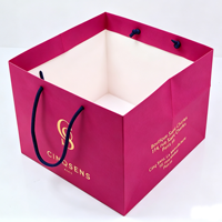 Corde d'emballage de grande capacité avec poignée et logo personnalisé sacs en papier solides à fond large pliants pour restaurant carrés pour boissons et bières